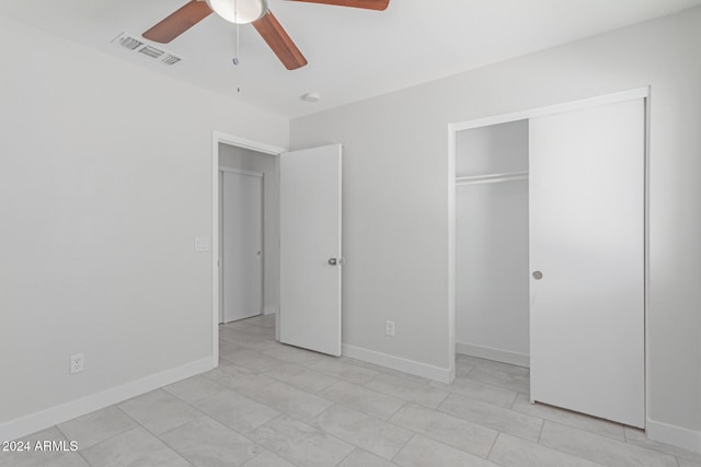 unfurnished bedroom featuring ceiling fan and a closet