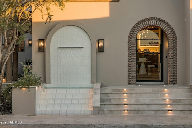 property entrance featuring stucco siding