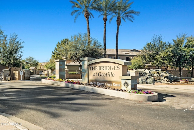 community sign with a residential view, fence, and a gate