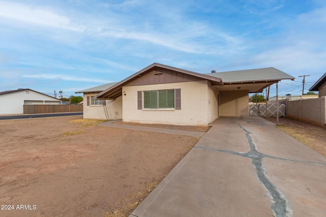 view of front facade featuring a carport