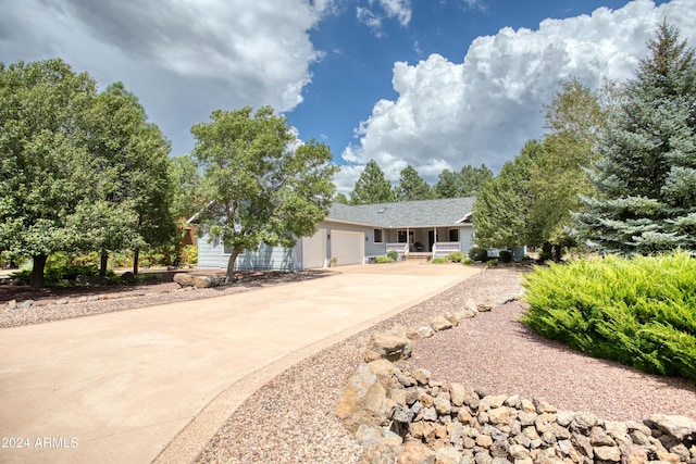 955 Rainbow View Dr, Lakeside, AZ 85929 - single story home featuring a garage and concrete driveway