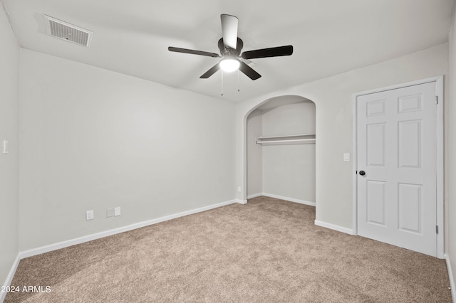 carpeted spare room featuring ceiling fan