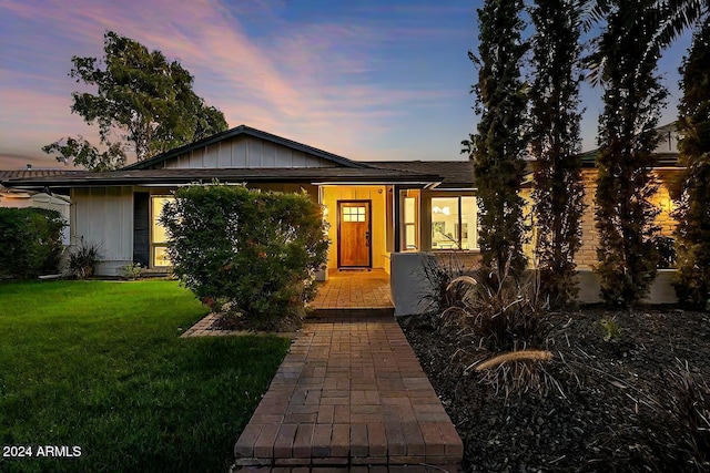 view of front of home featuring a yard