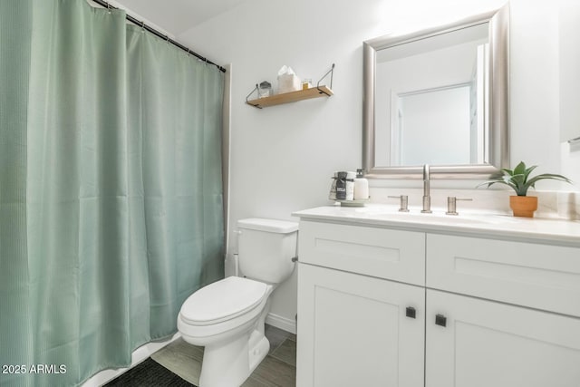 full bath with toilet, curtained shower, and vanity