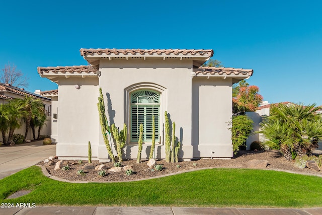 view of front of home featuring a front lawn