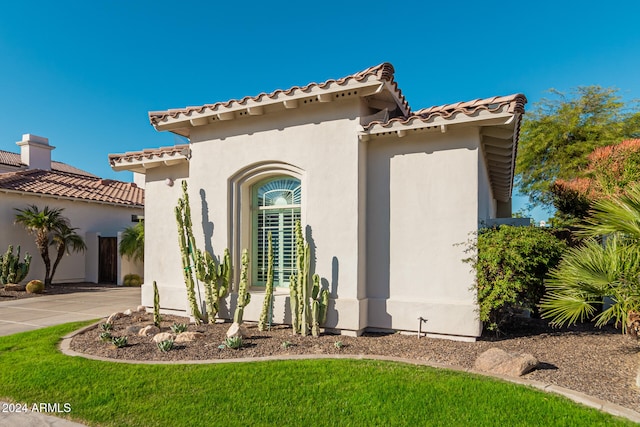 view of mediterranean / spanish-style house