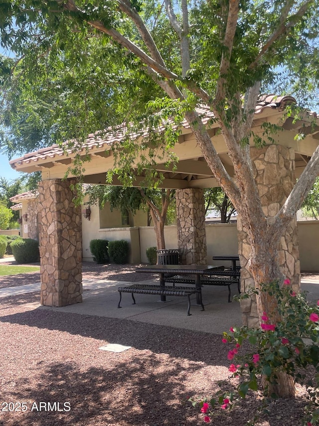 1823 E Chelsea Ln Unit 106, Gilbert, AZ 85295 - surrounding community with a patio area and a gazebo