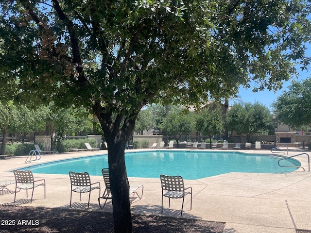 1823 E Chelsea Ln Unit 106, Gilbert, AZ 85295 - community pool with fence and a patio area
