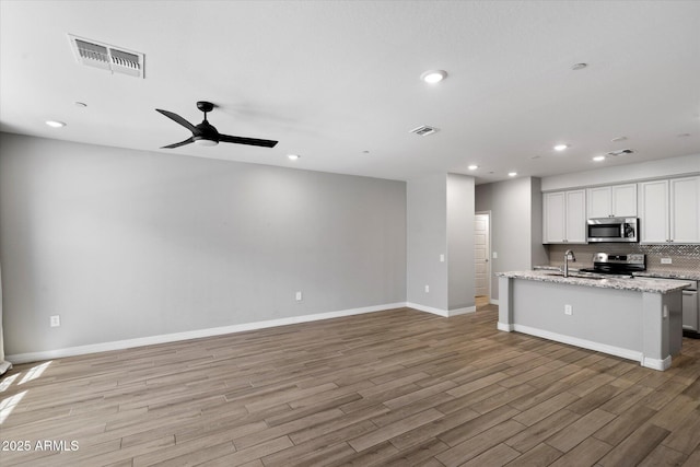 1823 E Chelsea Ln Unit 106, Gilbert, AZ 85295 - kitchen featuring appliances with stainless steel finishes, recessed lighting, light wood-style flooring, baseboards, and a ceiling fan