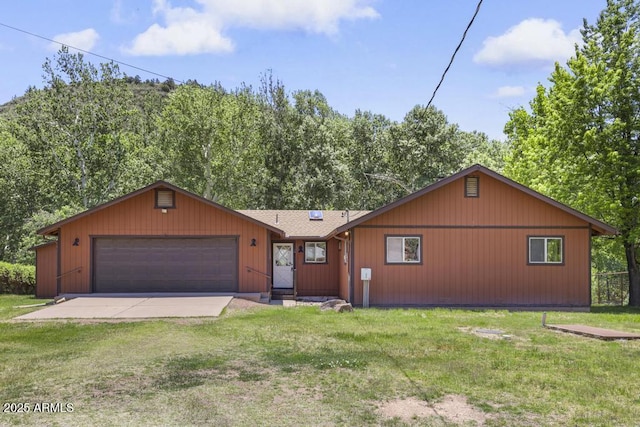 2137 N Flowing Springs Rd, Payson, AZ 85541 - view of front of house featuring driveway, a front lawn, and a garage