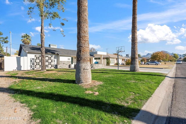 view of front of home featuring a mountain view and a front yard