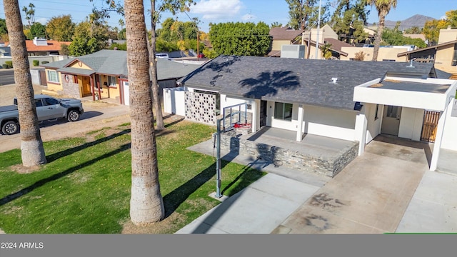 view of front of house featuring a front yard