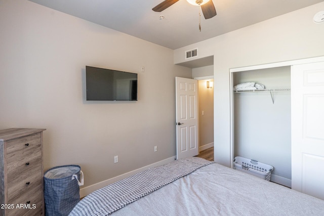 unfurnished bedroom featuring a ceiling fan, a closet, visible vents, and baseboards