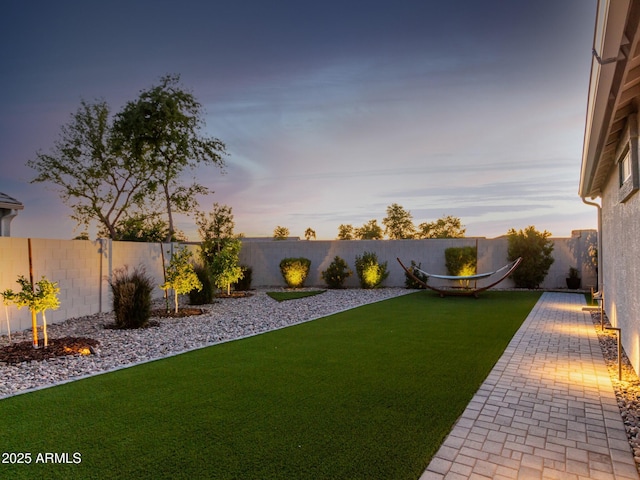 view of yard at dusk