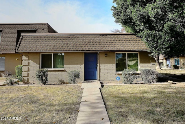 view of front of home featuring a front yard