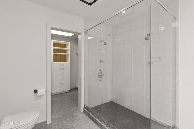 bathroom with toilet and tiled shower