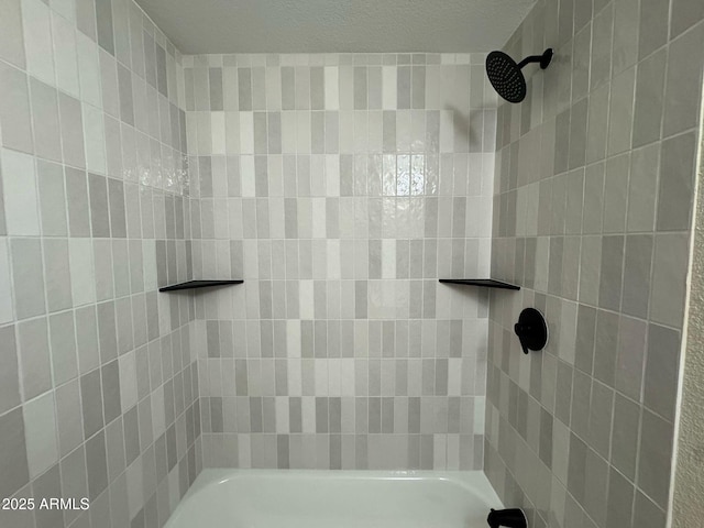 bathroom featuring tiled shower / bath combo