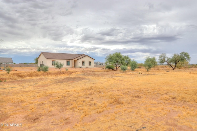 view of yard featuring a rural view