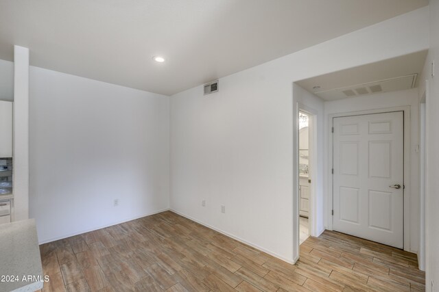 unfurnished room with light wood-type flooring and ceiling fan