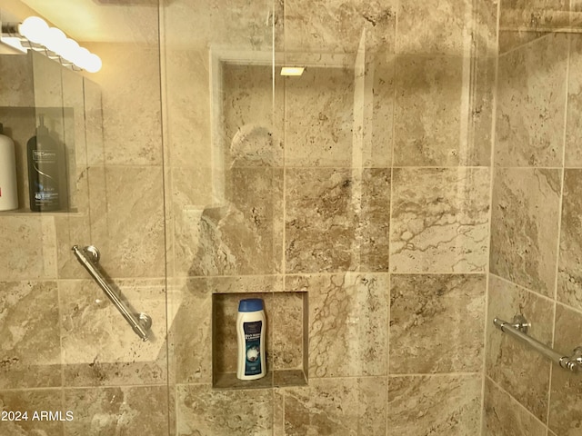 room details featuring a tile shower