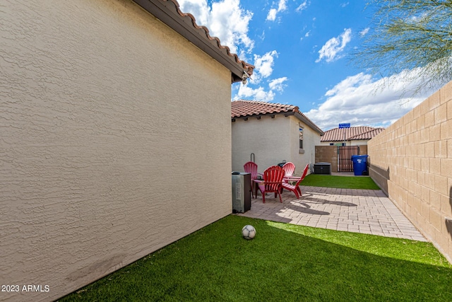 view of yard with a patio