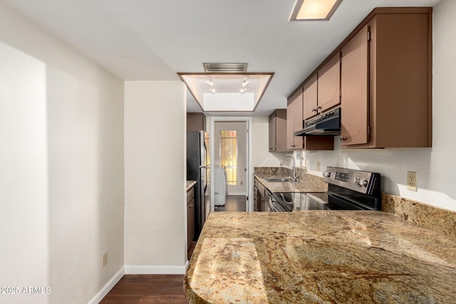 5208 S Deborah Dr, Tempe, AZ 85283 - kitchen with a sink, stainless steel appliances, visible vents, under cabinet range hood, and baseboards