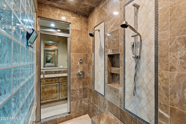 bathroom featuring tiled shower