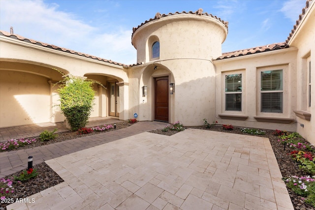 4547 S Banning Dr, Gilbert, AZ 85297 - entrance to property featuring a patio area, stucco siding, and a tiled roof