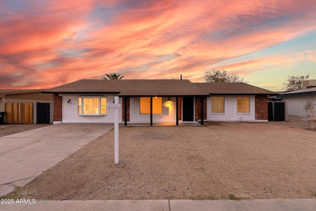 single story home with a carport