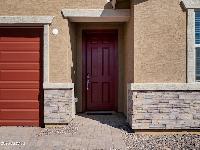 view of exterior entry featuring stucco siding