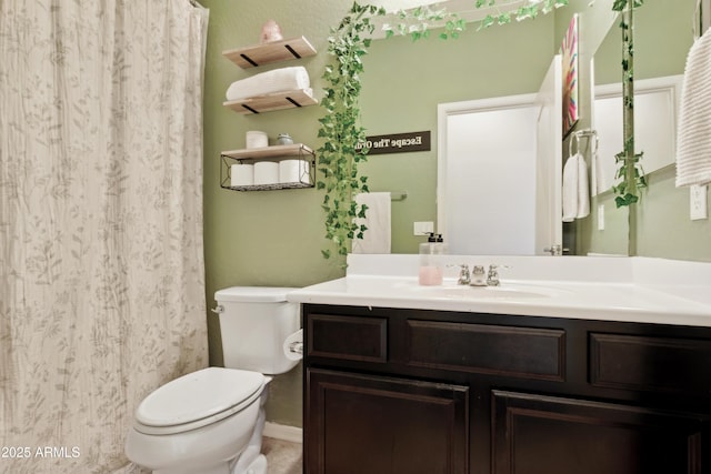 full bath with toilet, vanity, and a shower with shower curtain