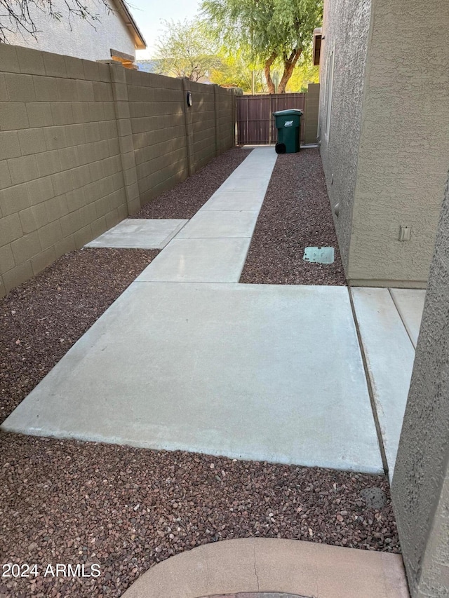 view of yard featuring a patio area