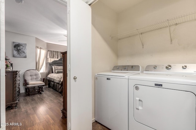 laundry room with dark hardwood / wood-style flooring, ceiling fan, and washing machine and dryer