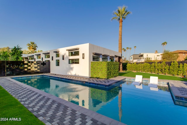 view of swimming pool featuring a yard