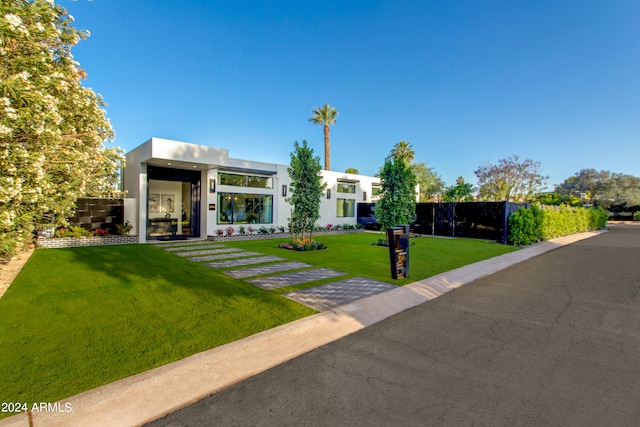 view of front facade featuring a front yard