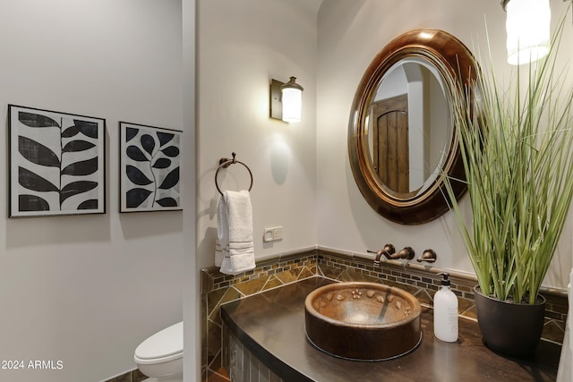 bathroom featuring toilet and sink