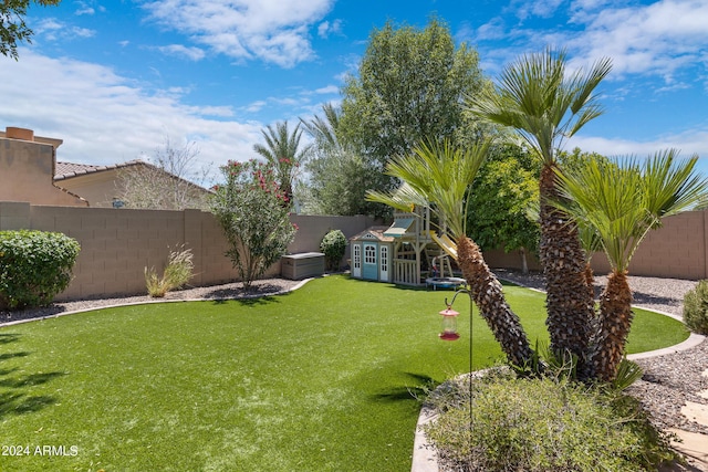 view of yard featuring an outdoor structure