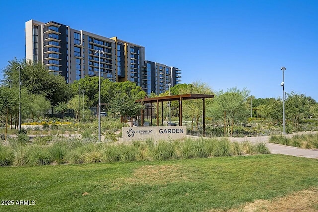 view of property's community featuring a yard