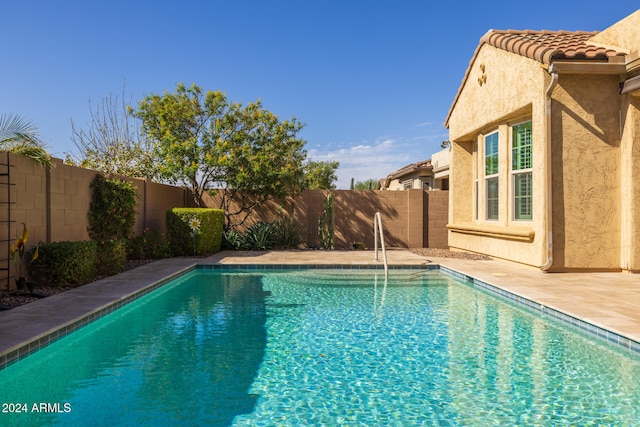 view of swimming pool