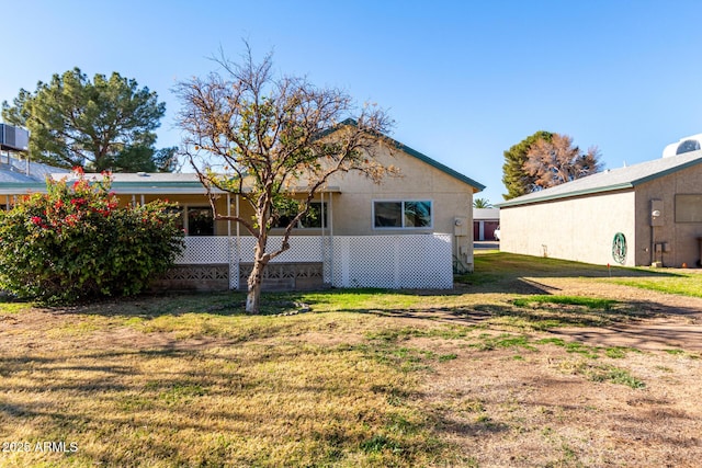 view of side of property featuring a lawn