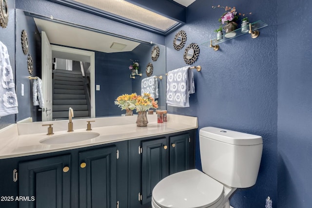 2121 W Union Hills Dr Unit 113, Phoenix, AZ 85027 - half bath with toilet, vanity, and a textured wall