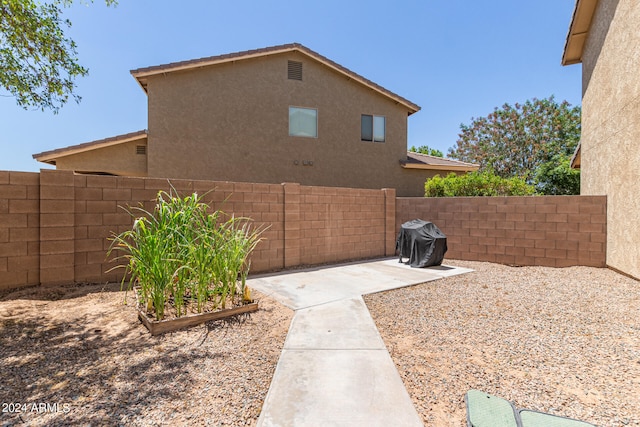 view of yard with a patio