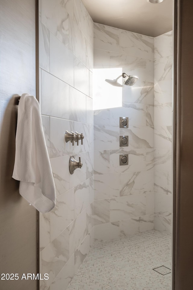 bathroom featuring tiled shower