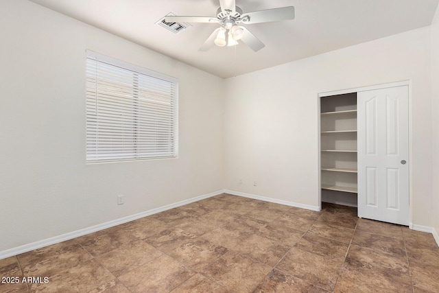 unfurnished bedroom featuring ceiling fan and a closet