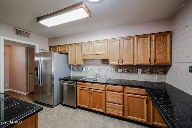 kitchen with stainless steel appliances, sink, and decorative backsplash