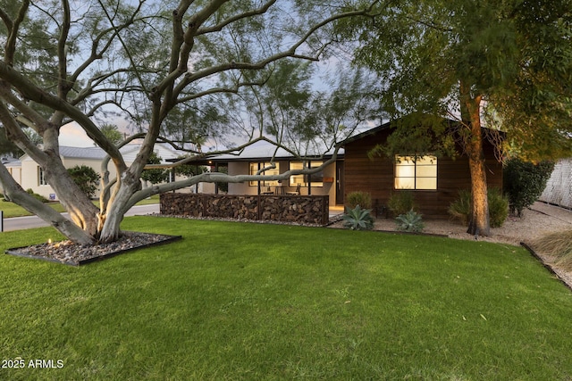 view of front facade featuring a front lawn