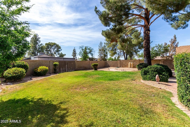 4601 E Sunnyside Ln, Phoenix, AZ 85032 - view of yard with a patio area
