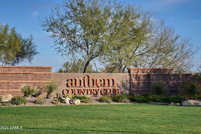 community / neighborhood sign featuring a yard