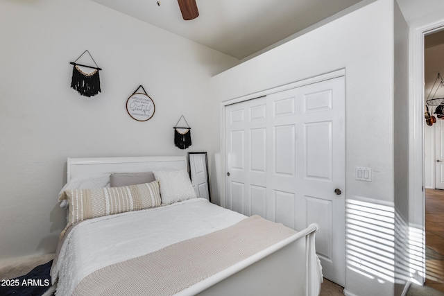 bedroom featuring ceiling fan and a closet