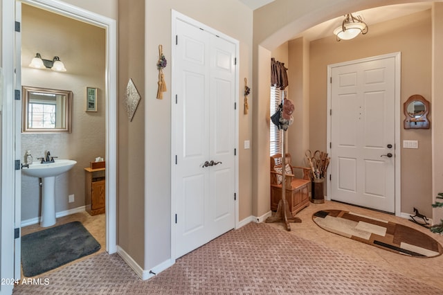 entryway featuring sink